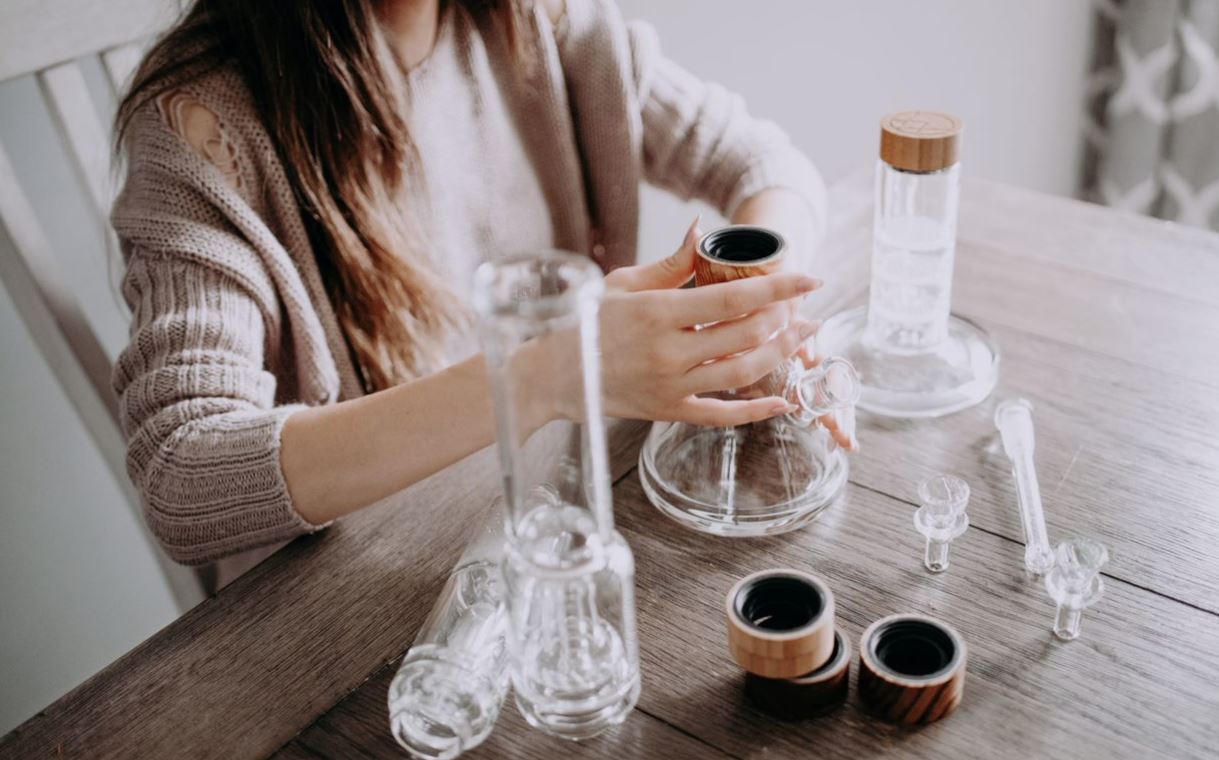 Efficient Smoke Diffusion in Glass Bongs: Enhancing Your Smoking Experience